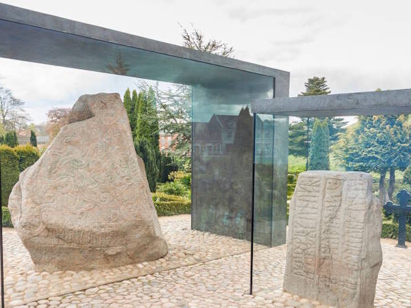 Runensteine von Jelling – Zeitgeschichte der Wikinger